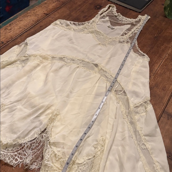 Gorgeous yellowish white lace slip dress - Picture 10 of 11